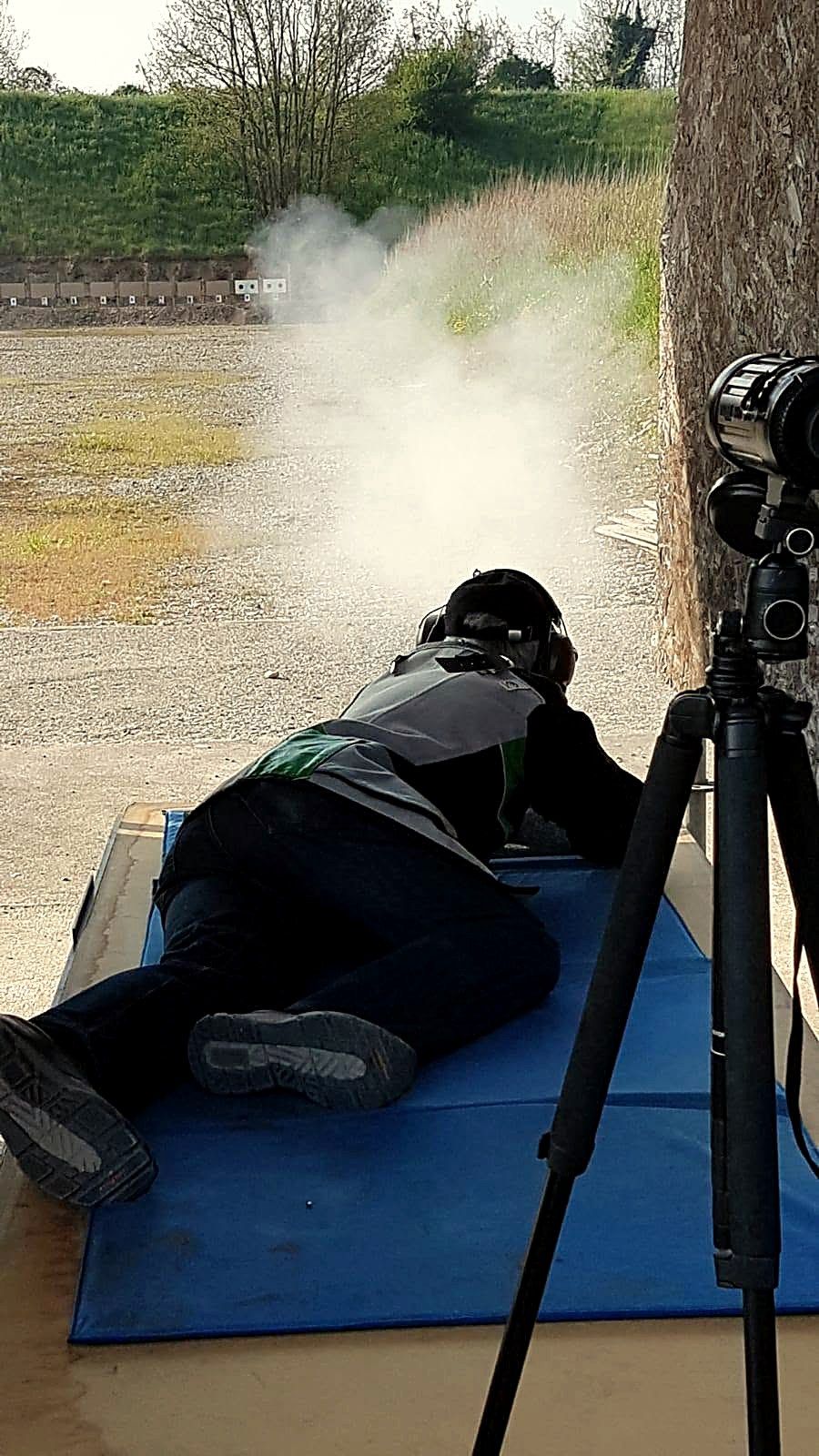Tiratore a terra che spara con un'arma ad avancarica, avvolto dal fumo della polvere nera