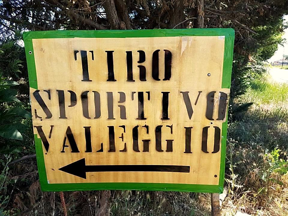 Cartello in legno con la scritta Tiro Sportivo Valeggio e una freccia di direzione