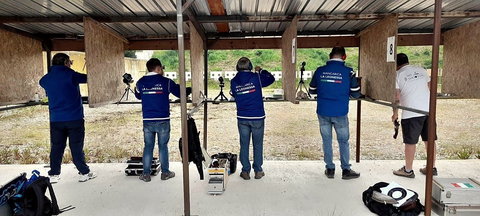 Tiratori in posizione sulla linea coperta durante una gara di avancarica