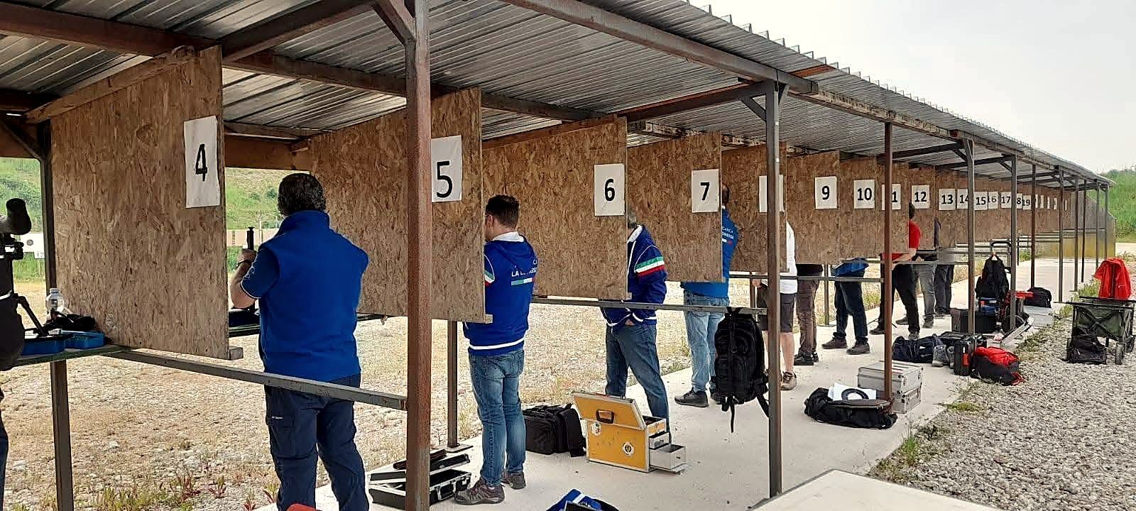 Tiratori in fila alle postazioni numerate della linea coperta