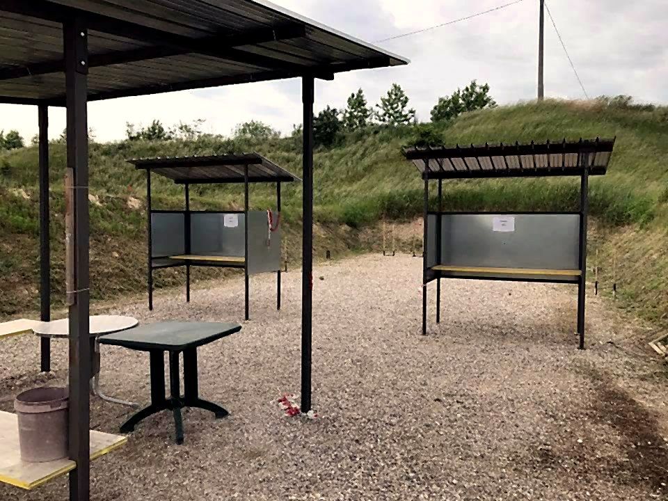 Postazioni coperte con tavoli e pannelli in uno stage, tra i terrapieni erbosi